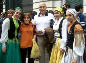 Eligio Martínez, acompañado por integrantes del grupo de baile de la 'Asociación Hijos de Zas'. 