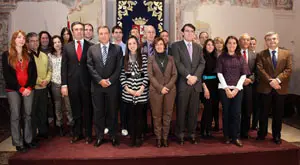 Los consejeros de Interior y Educación, con los becados en 2010.