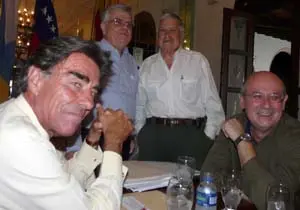 El cónsul general y el consejero de Trabajo e Inmigración, Aníbal Jiménez y Manuel Luis Rodríguez –sentados–, el presidente del CRE, Antonio Expósito, y el secretario de Cultura del HCV, Fernando Mifsut. 