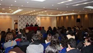 Los jóvenes escuchan atentamente las palabras del secretario xeral de Emigración.