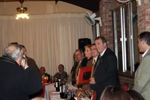 Jorge Torres recibió una plaqueta de reconocimiento por parte del Centro de Protección de Chóferes.