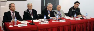 Ángel Lafuente, Antonio Bonet, JoséRamón Ónega, Enrique Santín y Ándrés Ramos, durante la celebración de la mesa redonda.