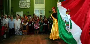 Una gran bandera de la sociedad presidió la festividad por el 96º aniversario.