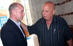 El secretario xeral de Emigración, Santiago Camba, conversa con Juan A. Orallo, durante la última visita del dirigente de la Xunta a Cuba.