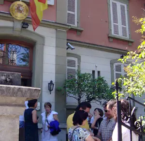 Unas personas, en la puerta del Consulado en Berna, el pasado día 26.