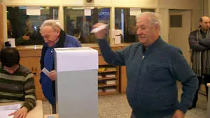 Cayetano Pacios Gutiérrez, en el momento de depositar su voto.
