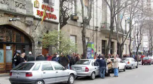 En el Viceconsulado Honorario, se registró una larga cola para poder votar.