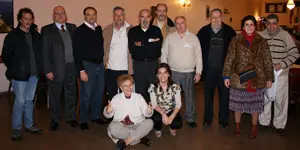 Alfredo Enríquez Badas, junto a un grupo de socios antes del almuerzo.