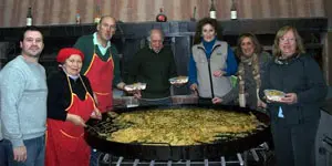Imagen de la paella preparada por Rosa Bastos Comesaña y Fernando García Herranz, con la colaboración del resto de los miembros de la comisión directiva.
