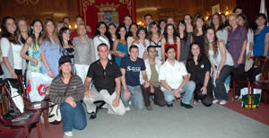 Jóvenes participantes en ediciones anteriores, junto a Fernández Mañueco y Martínez Maíllo. 