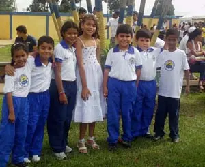 Parte de los jóvenes nadadores del CCEC, junto a su madrina Andreína Moretti.  