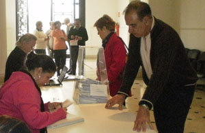 Una persona ejerce su derecho al voto en el Consulado General de São Paulo.