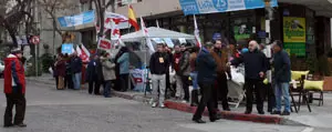 Exterior del consulado con los puestos de las distintas listas.