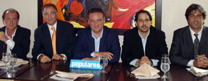 Alfredo Prada, en el centro, con integrantes del Comité Ejecutivo del PP en Puerto Rico.