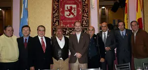 El presidente de la Región Leonesa –el tercero por la derecha–, junto a dirigentes invitados.