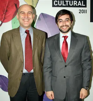 Ernesto Monsalve –dcha.– y Manuel Durán, en la sede de la Consejería de Cultura de la Embajada de España en Argentina.