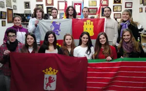 Los jóvenes viajeros antes de partir hacia España. 