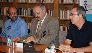 De izda. a dcha., Carlos Méixome, Ramón Villares y Xosé Manuel Malheiro, durante la presentación. 