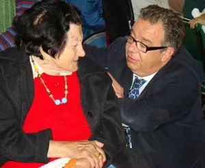 El subdirector xeral Antonio Aguarón saluda a una de las residentes.
