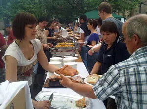 Miembros del Centro Gallego reparten las raciones. 