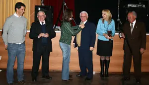 Un momento de la entrega de las medallas a los socios. 