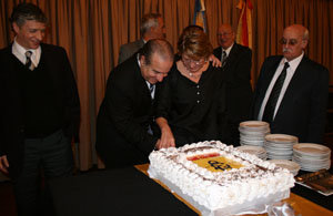 El presidente del Club Español, Víctor Moldes, y la consejera laboral, Rosa Fuentes, cortan la torta. 