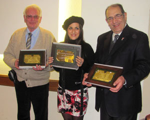 Alfonso Tobío, Karina Boo y Alberto Lago muestran sus plaquetas. 