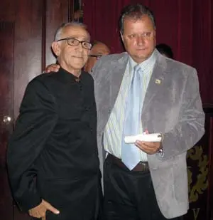 El presidente del ACBC Isla de La Gomera, Enrique Plasencia, durante la entrega del pergamino al presidente del HCV, José Miguel Pérez Galindo.