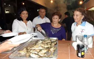 Mireya Flores de De los R&iacute;os, Nelson Garc&iacute;a Bellor&iacute;n, Mar&iacute;a Victoria Velo de Sinde y Mar&iacute;a Rua de Garc&iacute;a, con las sardinas reci&eacute;n asadas. 