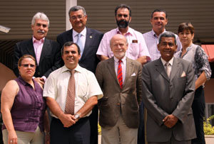 El cónsul general, Manuel Lorenzo, posó con los miembros del CRE. 
