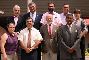 El cónsul general, Manuel Lorenzo, posó con los miembros del CRE.