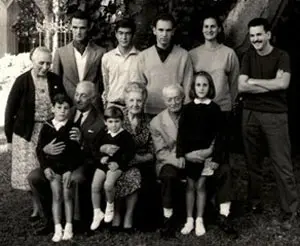 Francisco Álvarez-Cascos –de pie 2º por la izda.–, posa con sus familiares en Argentina, destacando su abuelo sentado con una niña en los brazos. 