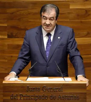 Un momento del discurso de Francisco Álvarez-Cascos tras ser elegido presidente del Principado de Asturias.