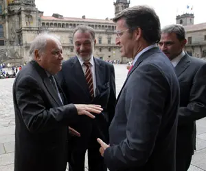 Feijóo y Enrique Iglesias conversan en la Plaza do Obradoiro, junto a la Catedral de Santiago.