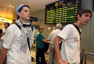 Los jóvenes, a su llegada al aeropuerto de Santiago el pasado domingo. 