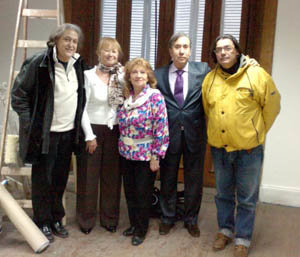 Los directivos del Centro de Madrileños, durante la visita a la sede. 