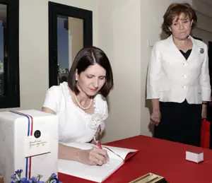 Marta Linares de Martinelli, Primera Dama de Panamá, firma en el Libro de Honor del Instituto Cervantes. 