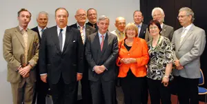 Heidi Merk, al lado del Embajador –en el centro–, posa con los diplomáticos españoles y demás autoridades asistentes al acto.