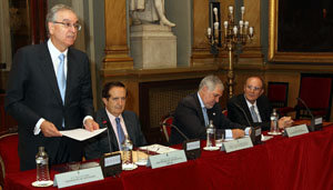 Carlos Lema, durante su intervención en el acto, acompañado en la mesa por Juan José Lucas, Cándido Conde Pumpido y Román García. 