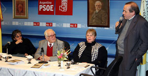 Carlos Ameijeiras, residente del A.B.C. de Corcubión, durante su intervención en la presentación del Libro de Xosé Vidal, acompañado en la mesa por Gustavo López, Xosé Antón Vidal y Stella Maris. 