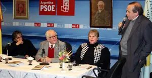 Carlos Ameijeiras, residente del A.B.C. de Corcubión, durante su intervención en la presentación del Libro de Xosé Vidal, acompañado en la mesa por Gustavo López, Xosé Antón Vidal y Stella Maris.