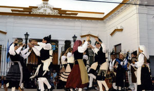 Actuación del conjunto ‘Pelayo’ en el frente de la entidad. 
