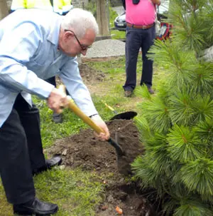 ‘Monxu’, plantando su árbol.