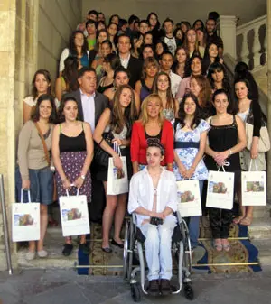 Isabel Carrasco posa junto a los jóvenes descendientes en la Diputación.