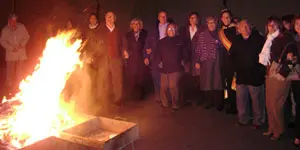 Los asturianos de Mendoza, alrededor de la hoguera en la noche de San Juan.