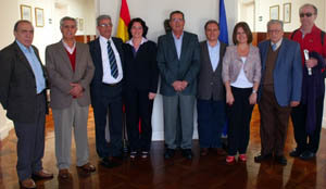Arturo Chao Maceiras –en el centro–, acompañado por los integrantes del CRE.