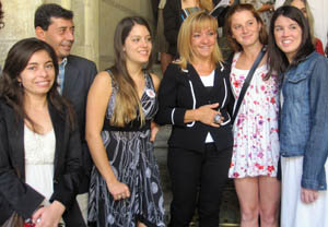 La presidenta de la Diputación de León, Isabel Carrasco, junto con algunos de los jóvenes participantes en el programa 'Raíces'.