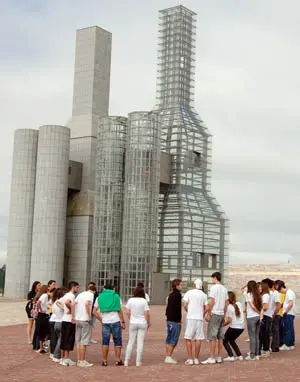 Los j&oacute;venes pudieron observar los edificios que componen la Cidade da Cultura.