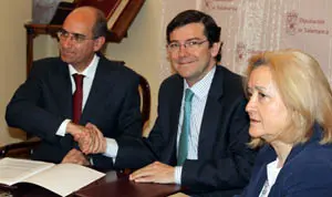 El presidente de la Diputación de Salamanca, Javier Iglesias, y el alcalde de Salamanca, Alfonso Fernández Mañueco, se estrechan la mano tras la firma del convenio.