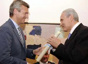 José Ramón Ónega fue agasajado con un diploma que recibió de manos de Alfonso Rueda.